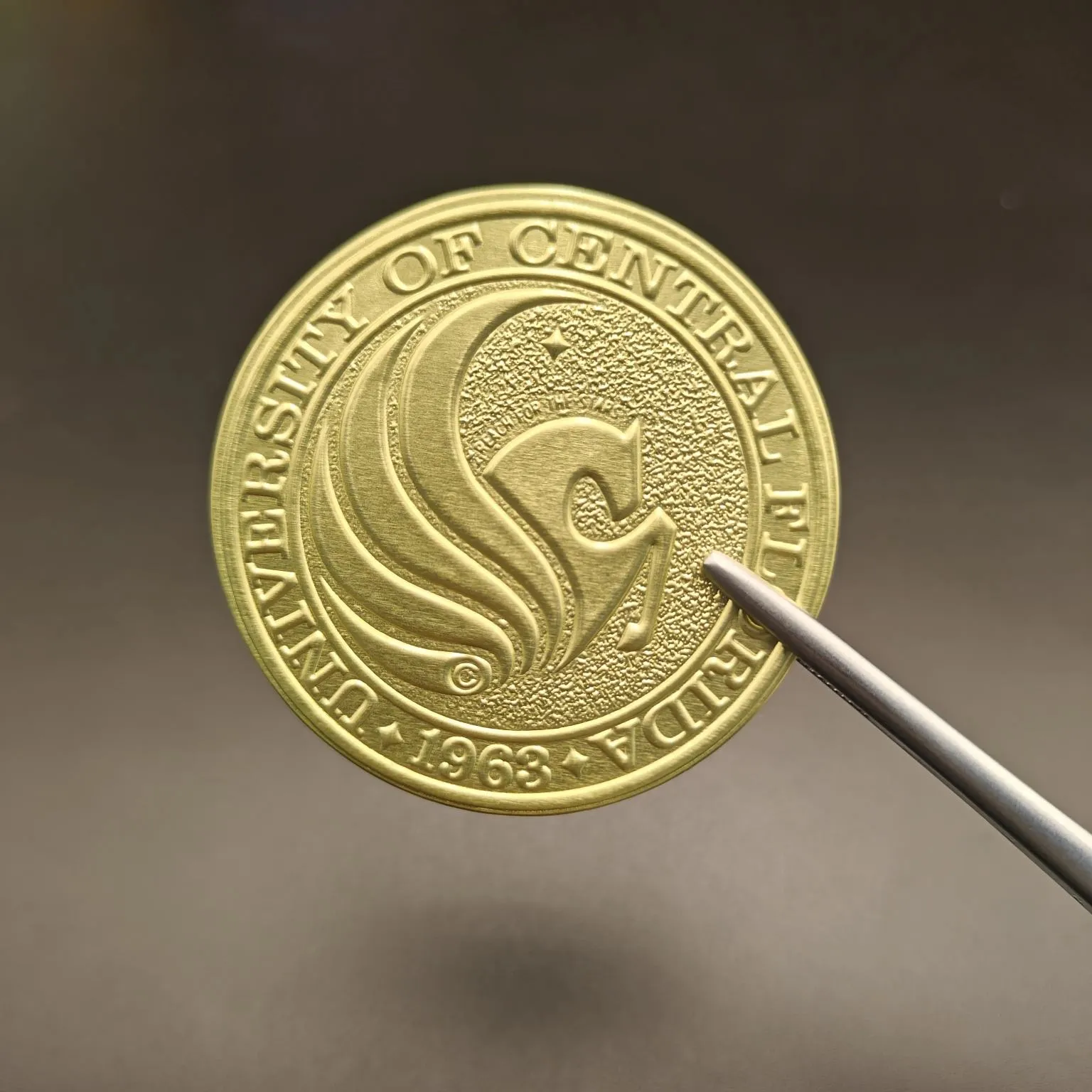 Dəyirmi folqa kabartılmış şərab etiketləri